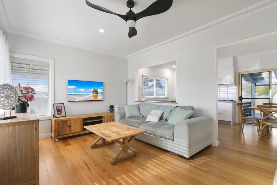 Cute, Comfy, Family and Pet friendly House in Victoria