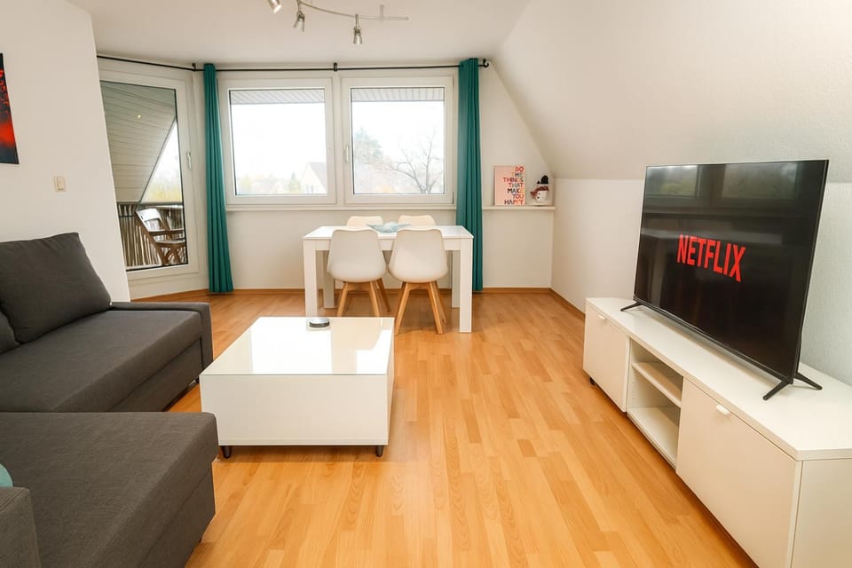 TV and multimedia, Living room, Seating area, Dining area