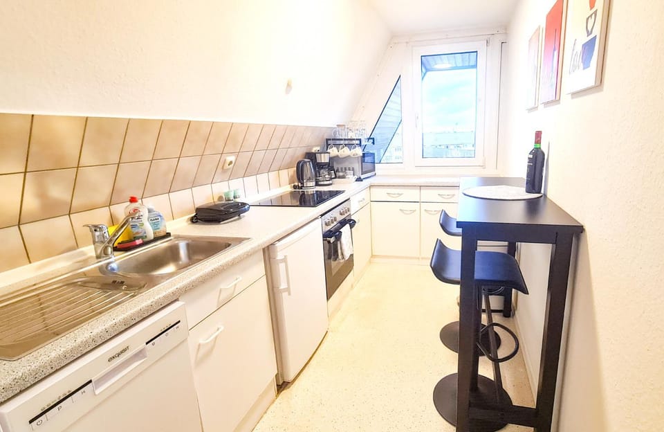 Coffee/tea facilities, Kitchen or kitchenette, Dining area, Street view, Street view, dishwasher, minibar, oven, stove, towels, towels, kitchen
