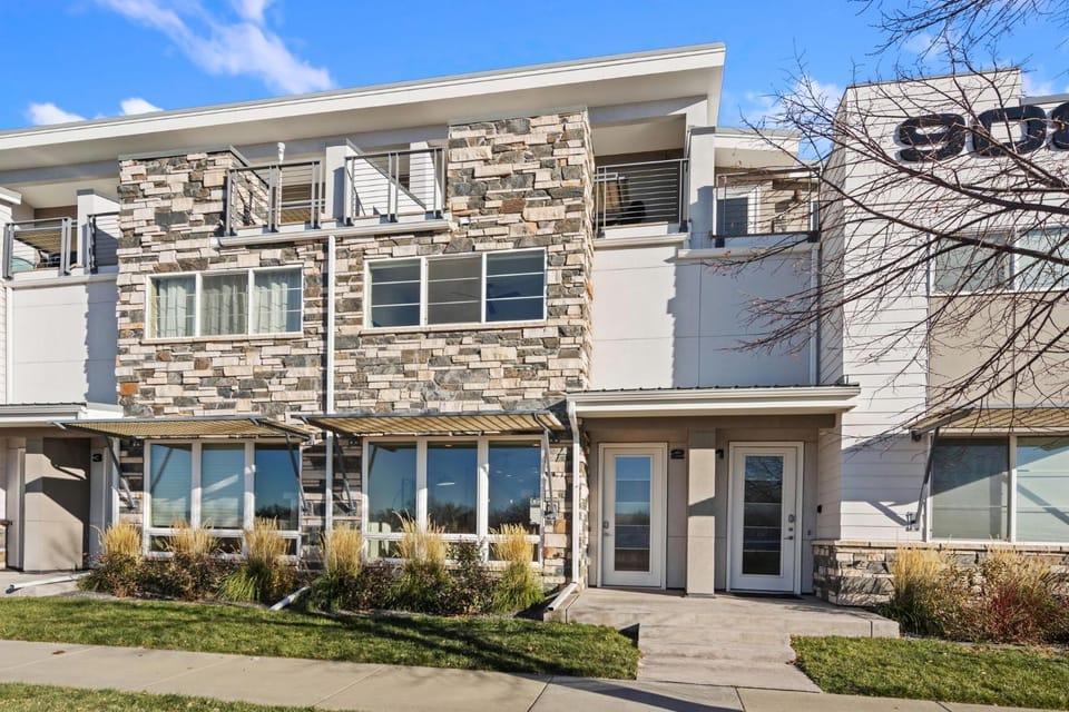 Mountain View Home with King Beds and Rooftop Deck House in Fort Collins