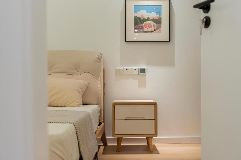 Bed, Seating area, Bedroom