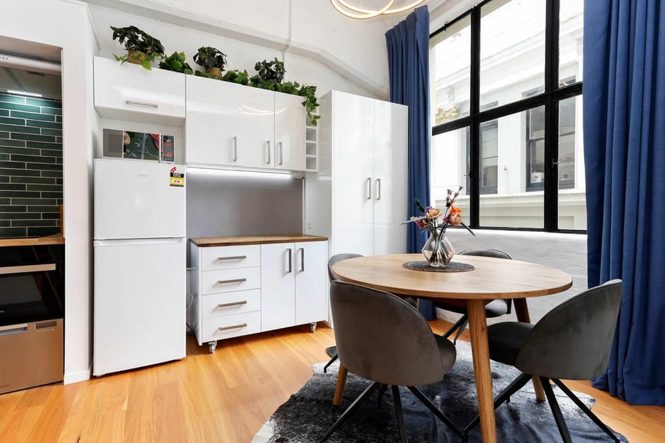 Kitchen or kitchenette, Dining area