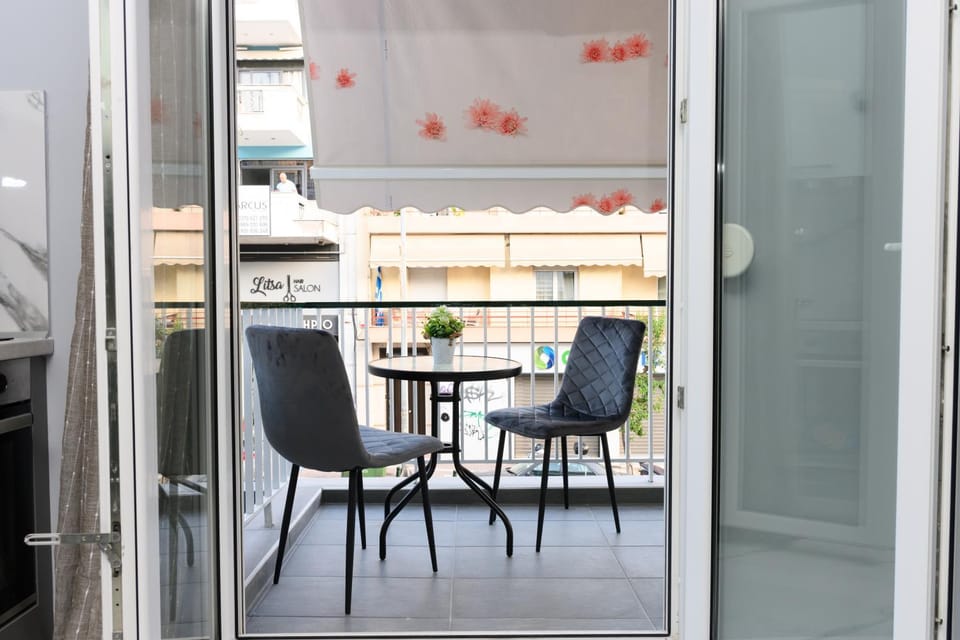 Property building, Patio, Balcony/Terrace