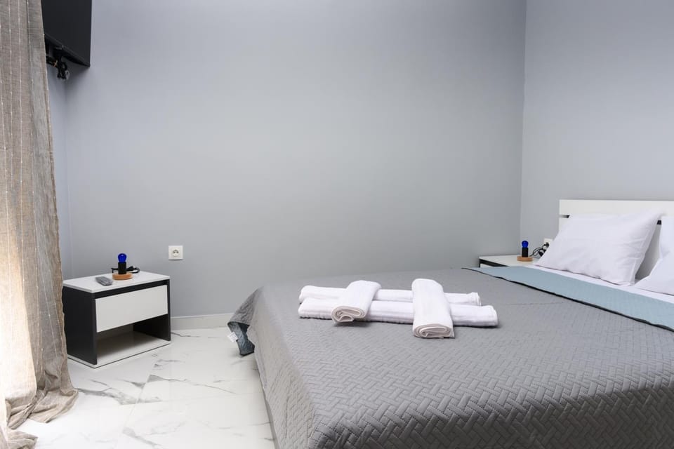 Bed, TV and multimedia, Photo of the whole room, Bedroom, towels