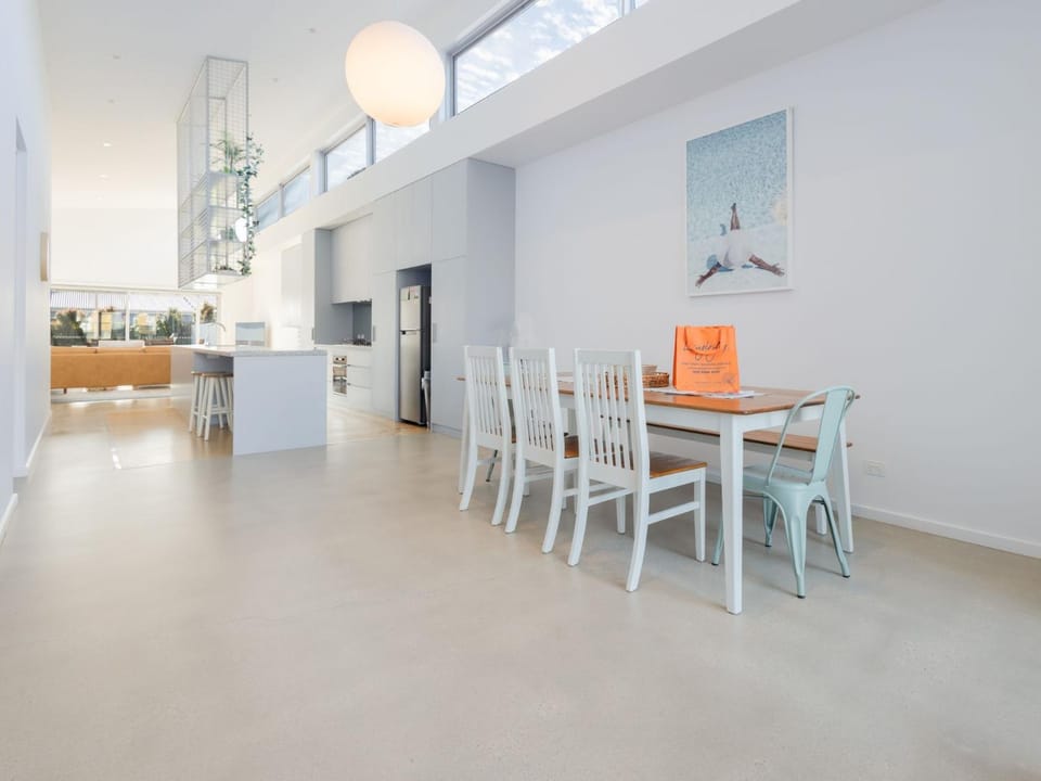 Kitchen or kitchenette, Seating area, Dining area