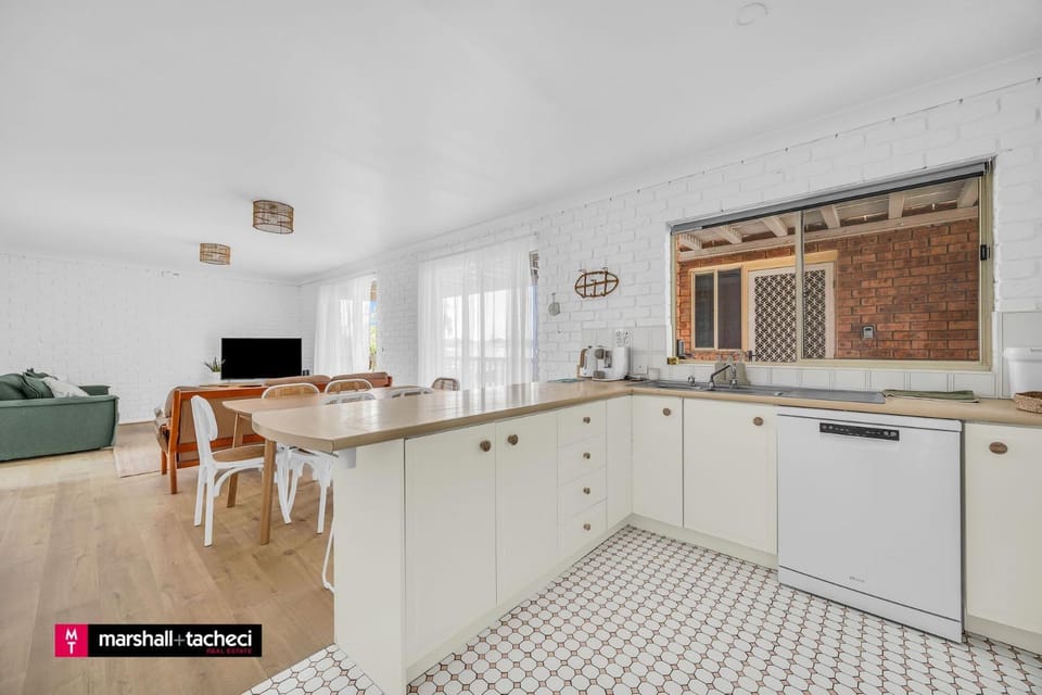 TV and multimedia, Kitchen or kitchenette, Living room, Seating area, dishwasher