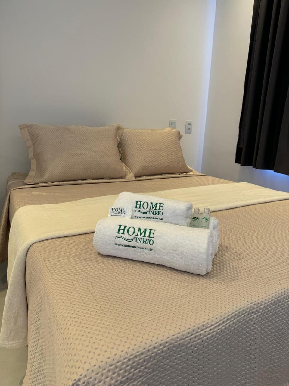 Bed, towels