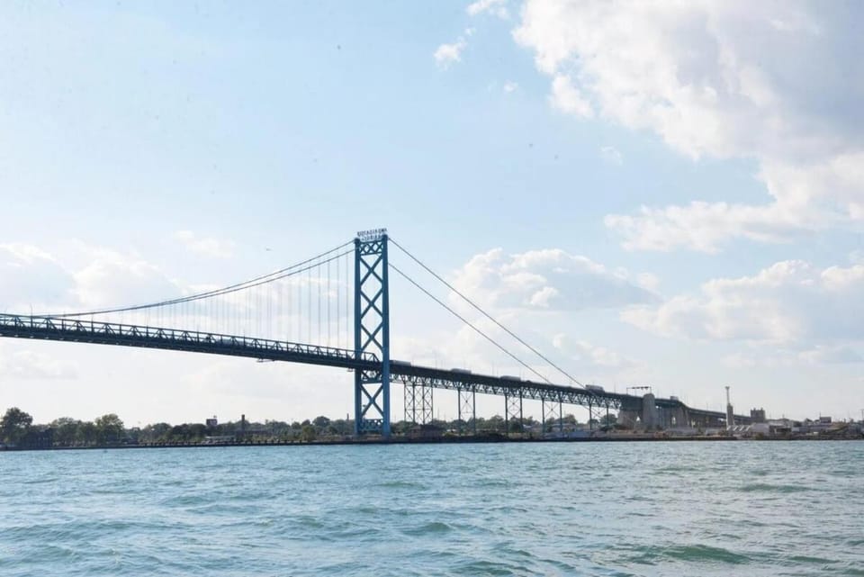 Private Hot Tub Retreat, Walk to Caesars, Waterfront & Downtown! House in Windsor