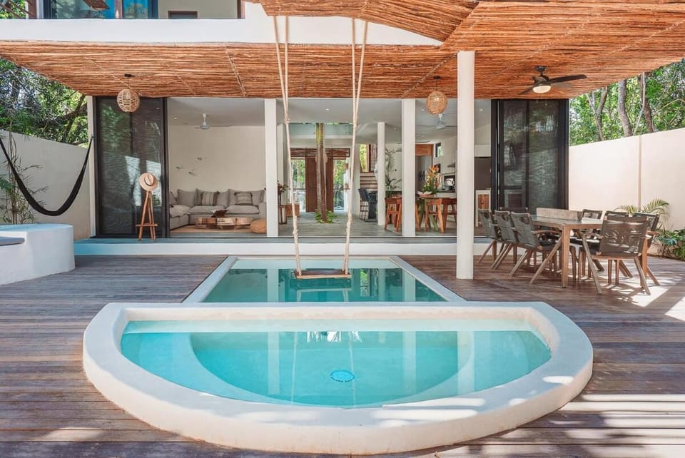 Patio, Day, Swimming pool, Swimming pool, sunbed