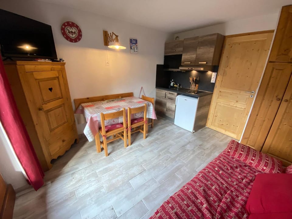 Studio chaleureux et calme à Châtel, proche centre, avec coin montagne, parking et balcon - FR-1-693-113 Apartment in Châtel