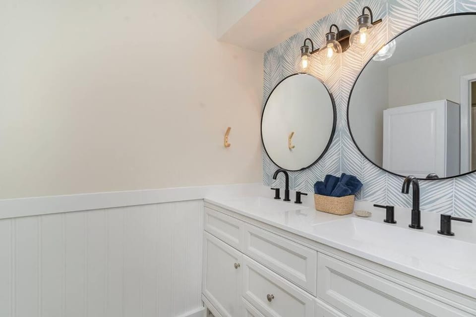 Coastal Holiday at the Drifter Apartment in Garden City