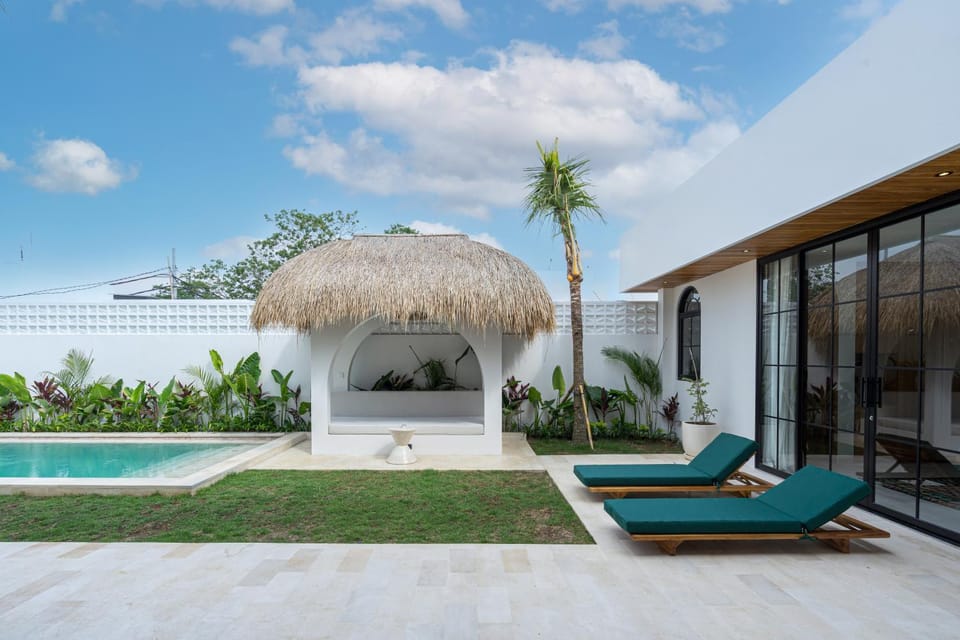 Property building, Day, Pool view, Swimming pool, sunbed