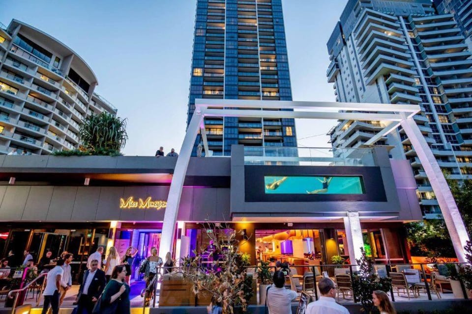 Property building, Restaurant/places to eat, Restaurant/places to eat, Swimming pool, Location