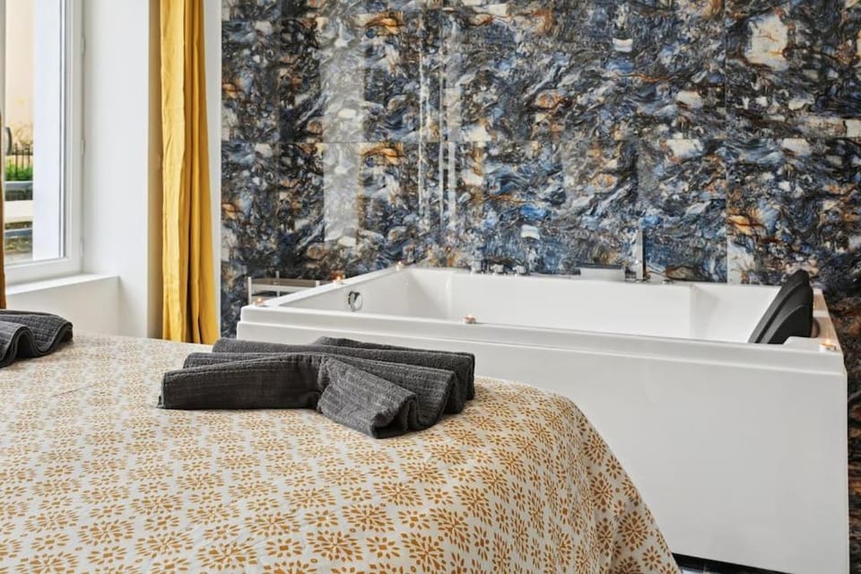 Love Room - La Création d'Adam avec Jacuzzi Apartment in Corbeil-Essonnes