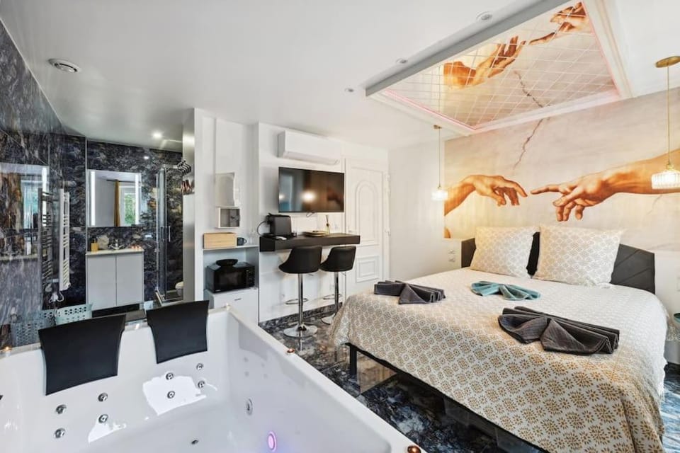Love Room - La Création d'Adam avec Jacuzzi Apartment in Corbeil-Essonnes