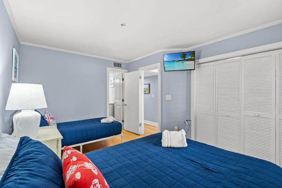 Bed, Bathroom, TV and multimedia, Bedroom, towels, wardrobe