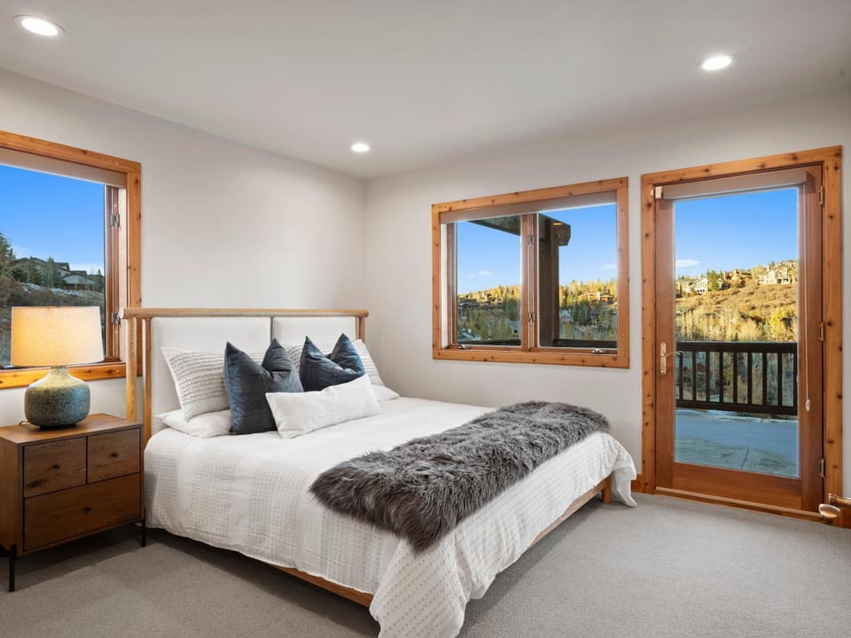 7 BR Lower Deer Valley Mtn Retreat - Panoramic Views, Free On-Demand Park City Area Shuttle House in Park City