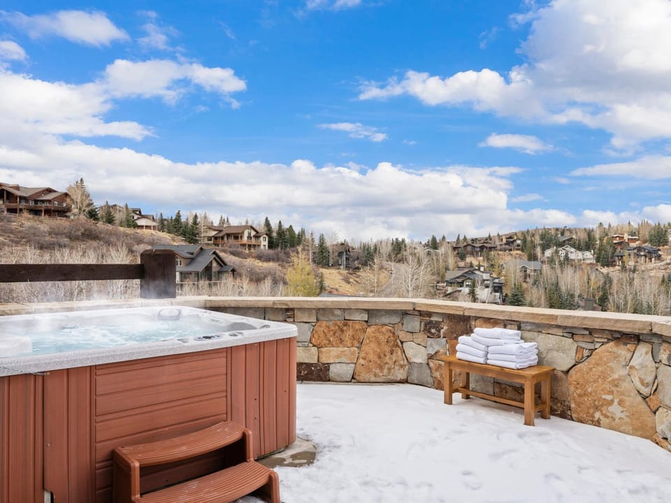 7 BR Lower Deer Valley Mtn Retreat - Panoramic Views, Free On-Demand Park City Area Shuttle House in Park City