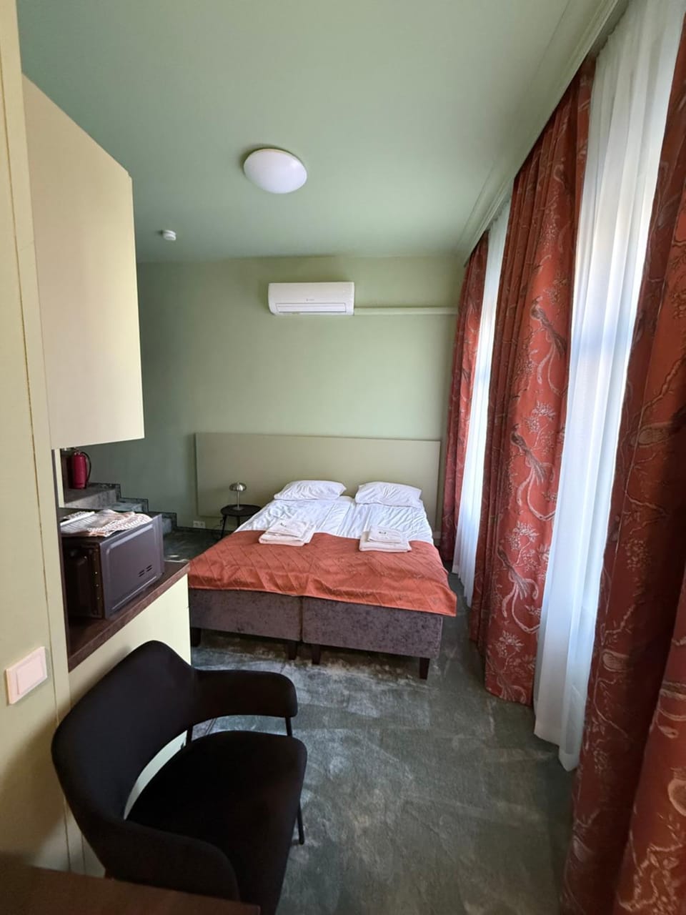 Bed, Photo of the whole room, Bedroom, towels, air conditioner