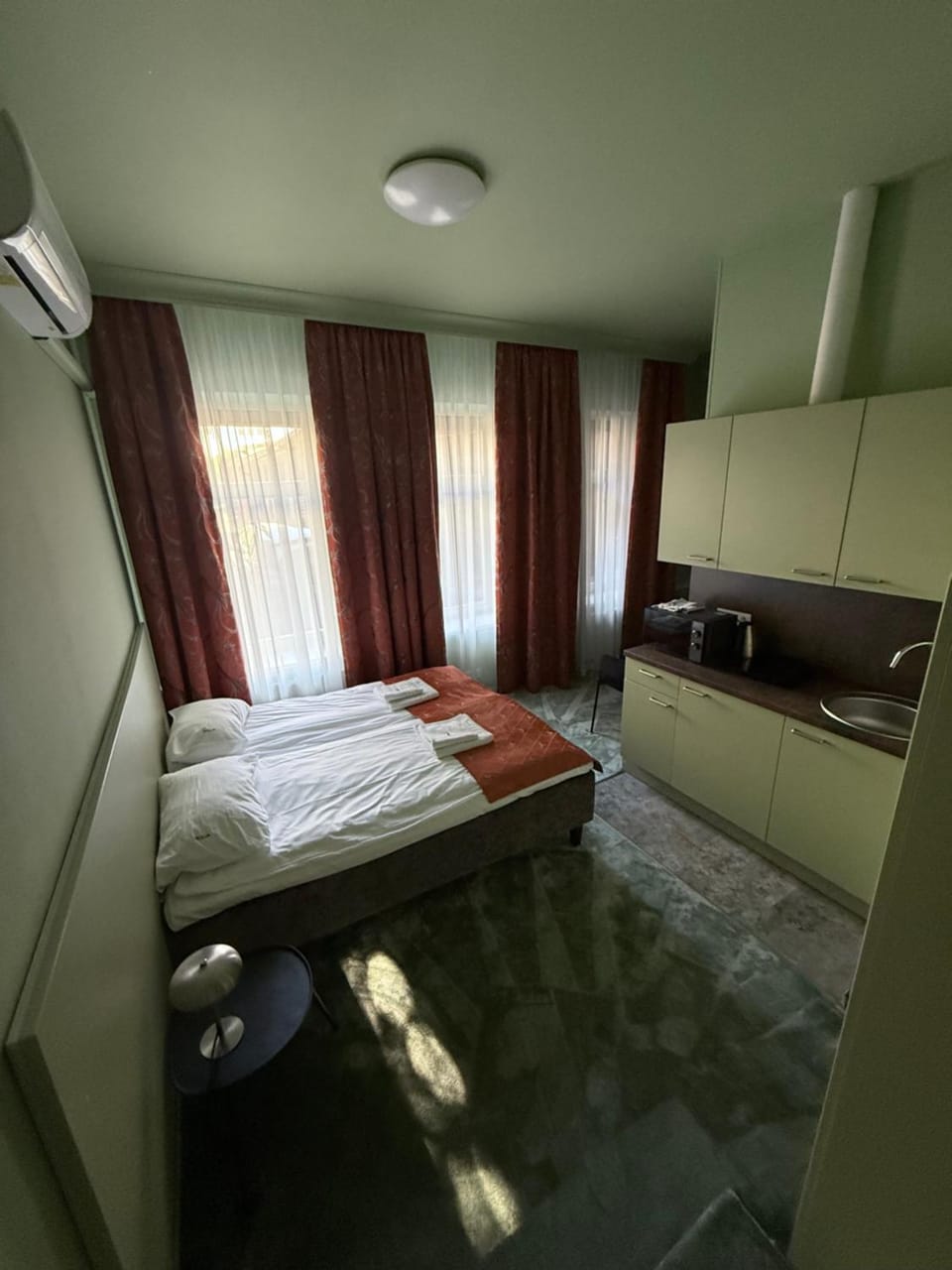 Bed, Kitchen or kitchenette, Photo of the whole room, Bedroom, towels, air conditioner