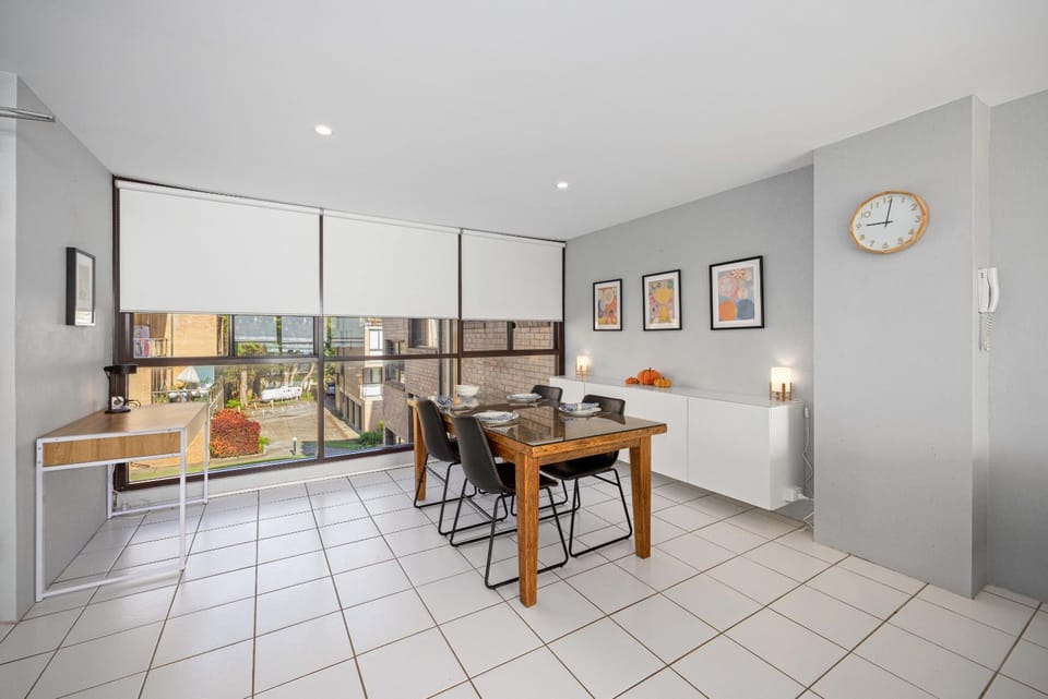 Kitchen or kitchenette, Seating area, Dining area