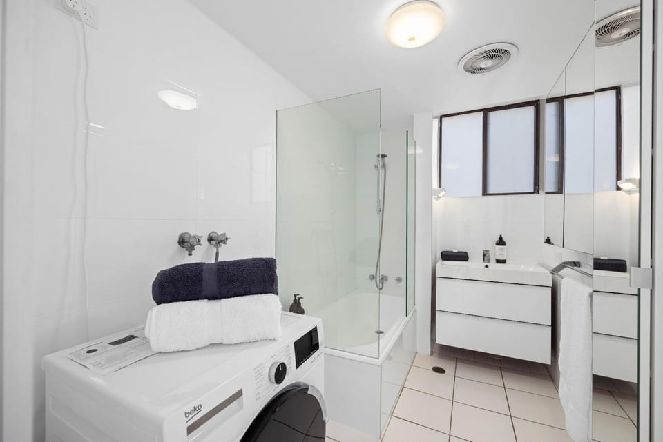 Shower, Bathroom, Bath, towels, washing machine