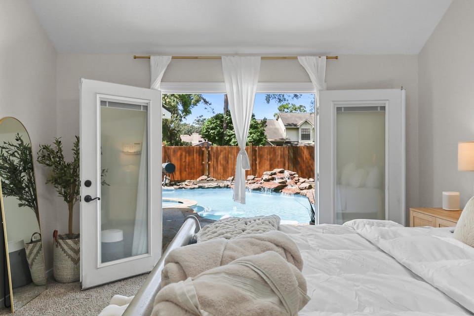 Woodbridge Bungalow - Private Villa Near IAH - Pool House in Kingwood
