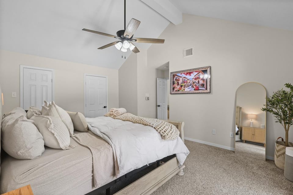 Woodbridge Bungalow - Private Villa Near IAH - Pool House in Kingwood