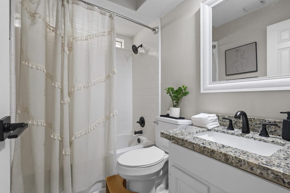 Woodbridge Bungalow - Private Villa Near IAH - Pool House in Kingwood