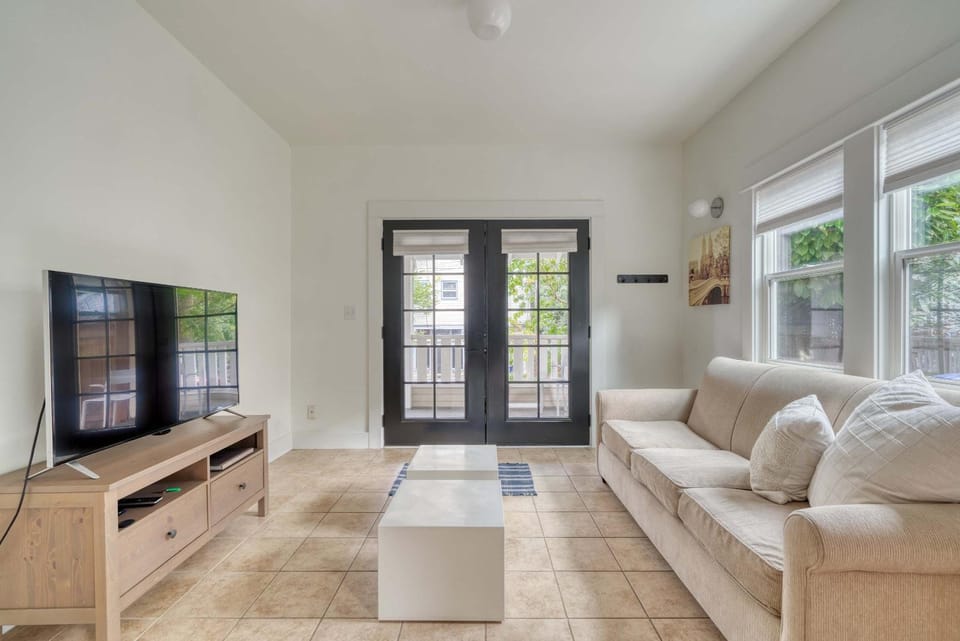 Stay Portland - The Sunnyside Cottage, Local Shops & Nightlife Apartment in Portland