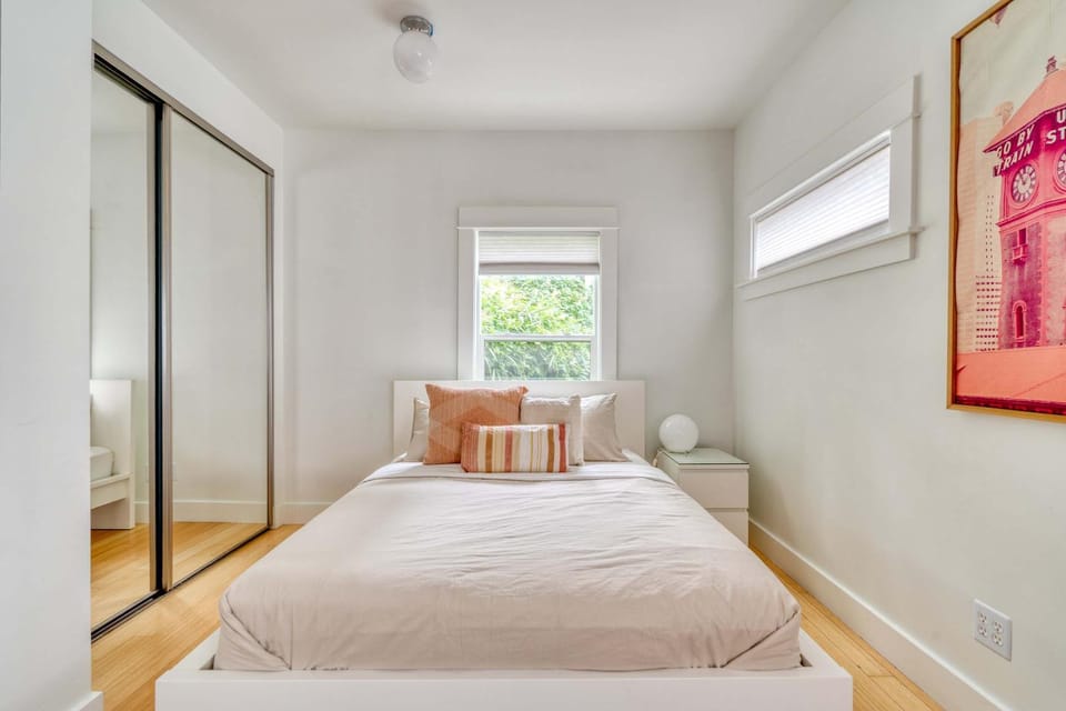 Stay Portland - The Sunnyside Cottage, Local Shops & Nightlife Apartment in Portland