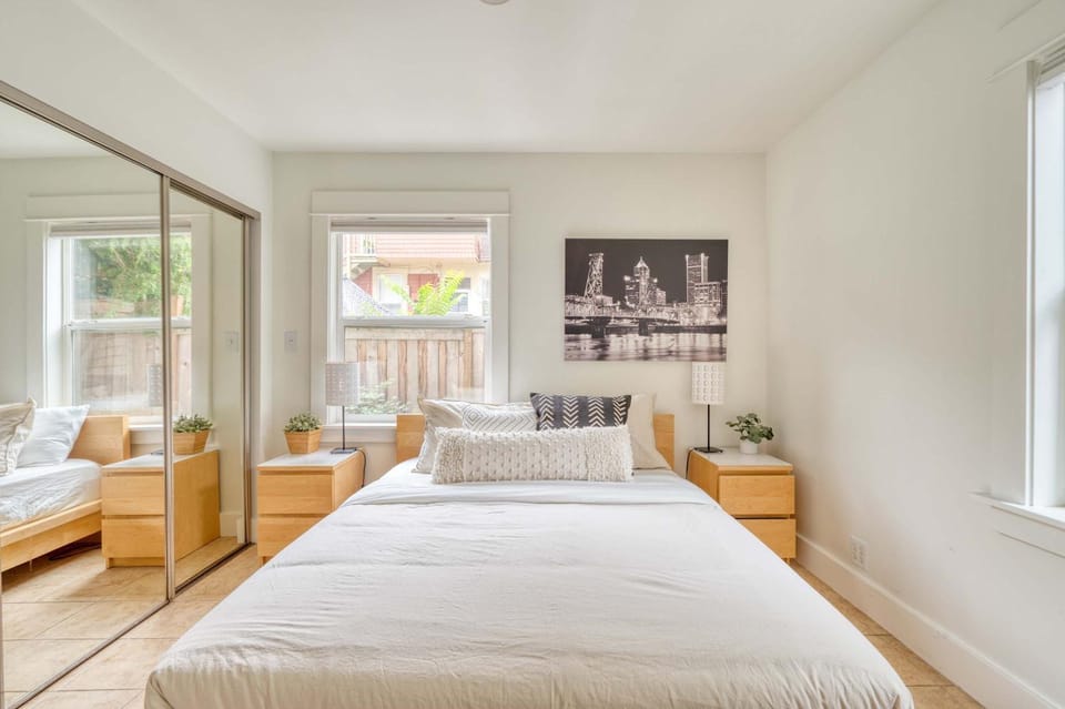 Stay Portland - The Sunnyside Cottage, Local Shops & Nightlife Apartment in Portland