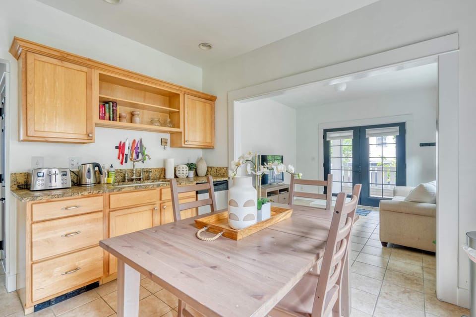 Stay Portland - The Sunnyside Cottage, Local Shops & Nightlife Apartment in Portland