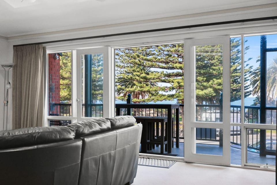 View (from property/room), Balcony/Terrace, Living room