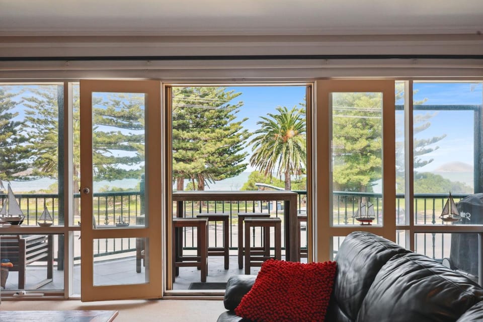 View (from property/room), Balcony/Terrace, Living room
