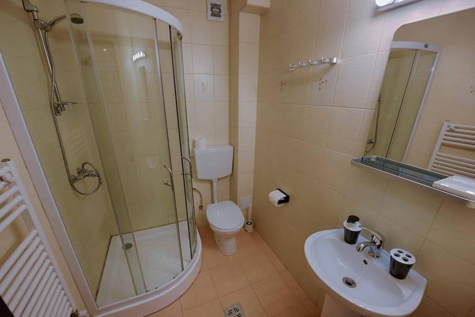 Shower, Toilet, Bathroom, bidet, towels