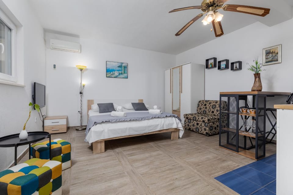 Photo of the whole room, Bedroom