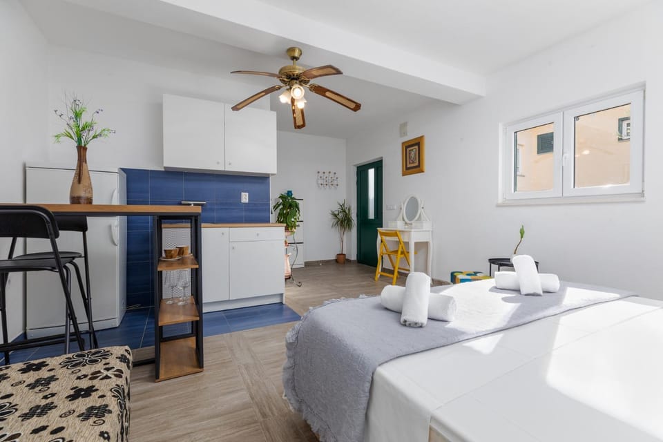 Bed, Kitchen or kitchenette, Bedroom