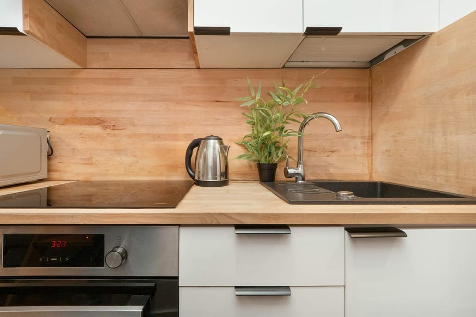 Coffee/tea facilities, Kitchen or kitchenette, stove