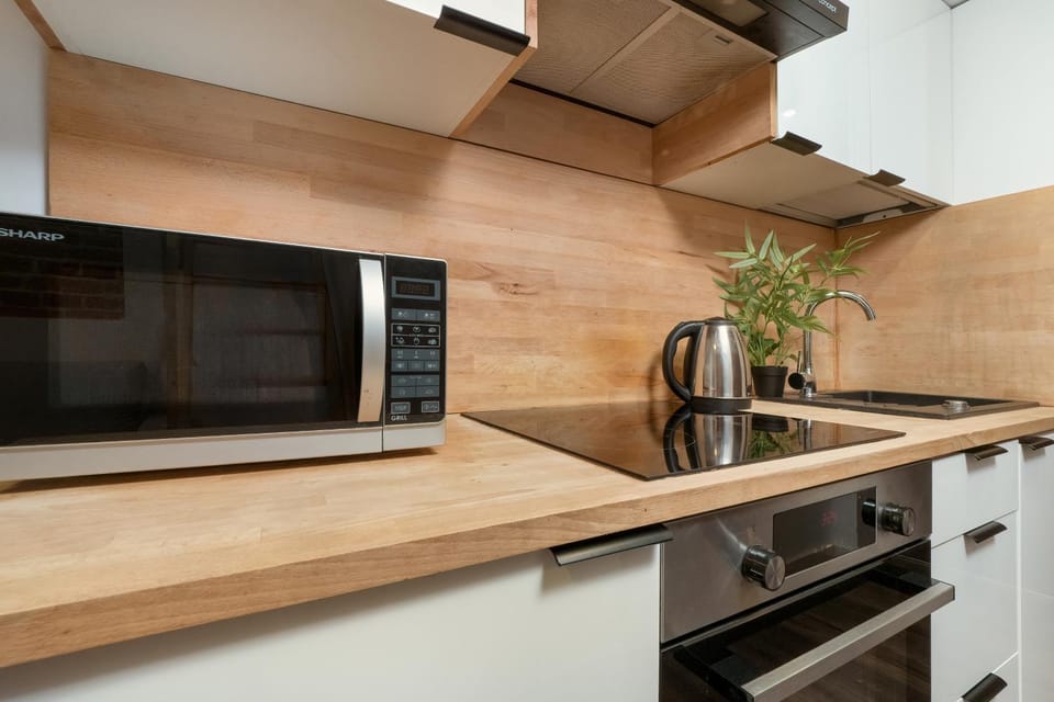 Coffee/tea facilities, Kitchen or kitchenette, stove