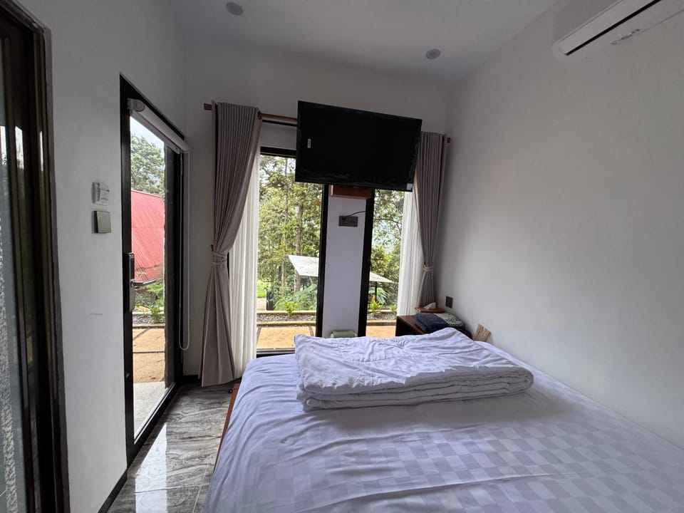 Bed, TV and multimedia, Bedroom, Mountain view