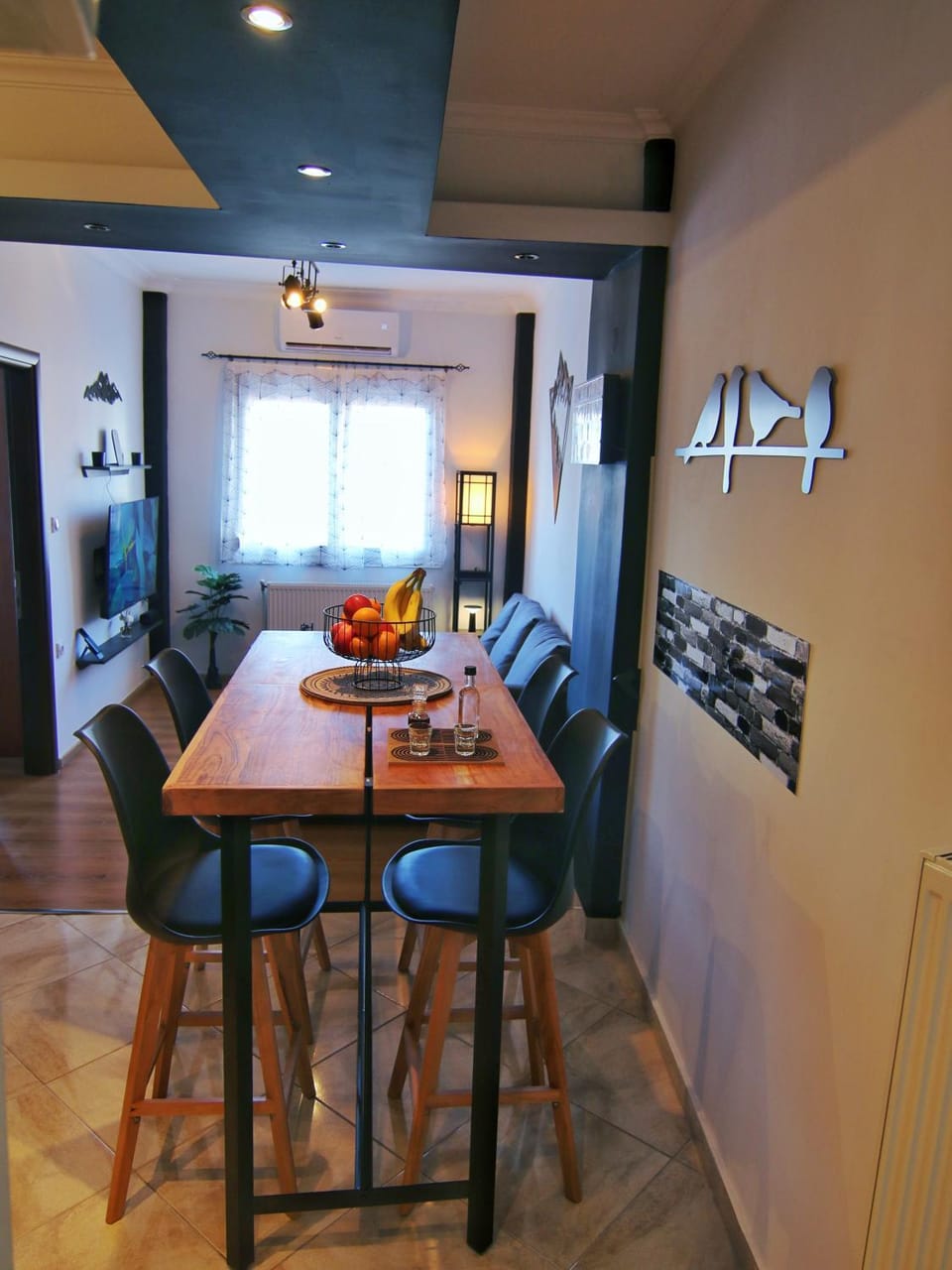 Kitchen or kitchenette, Living room, Food and drinks, Seating area, Dining area, Food