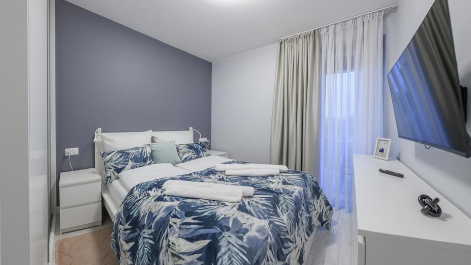 Bed, TV and multimedia, Photo of the whole room, Bedroom, towels, wardrobe