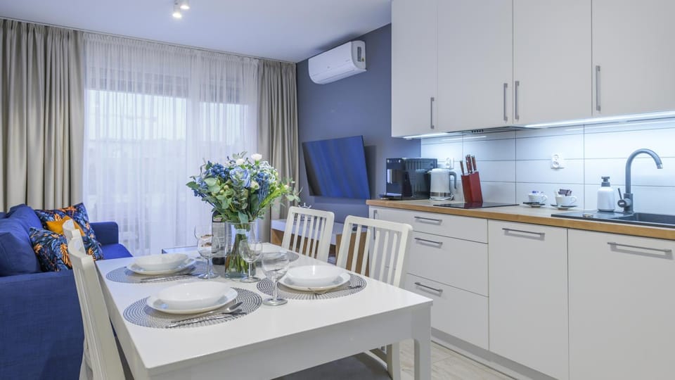 Coffee/tea facilities, Kitchen or kitchenette, Living room, Seating area, Dining area, stove