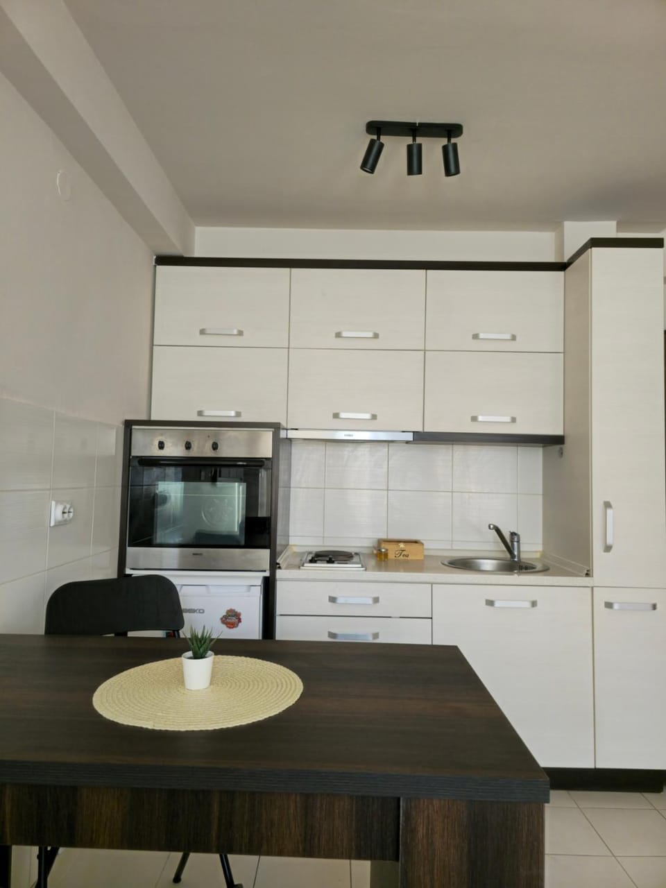 Kitchen or kitchenette, Dining area, minibar, oven, stove