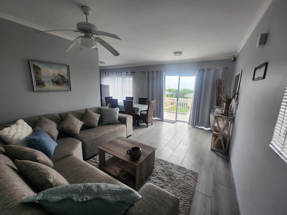 Restaurant/places to eat, Balcony/Terrace, Living room, Seating area, Dining area