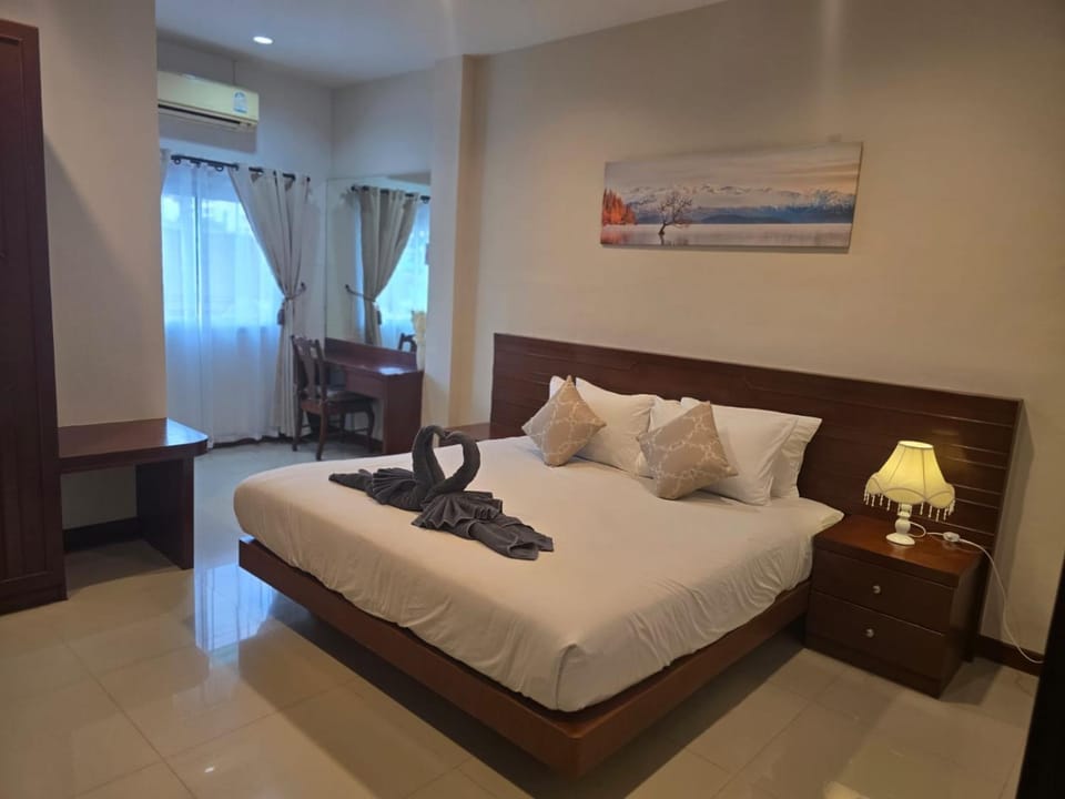 Bed, Bedroom, towels