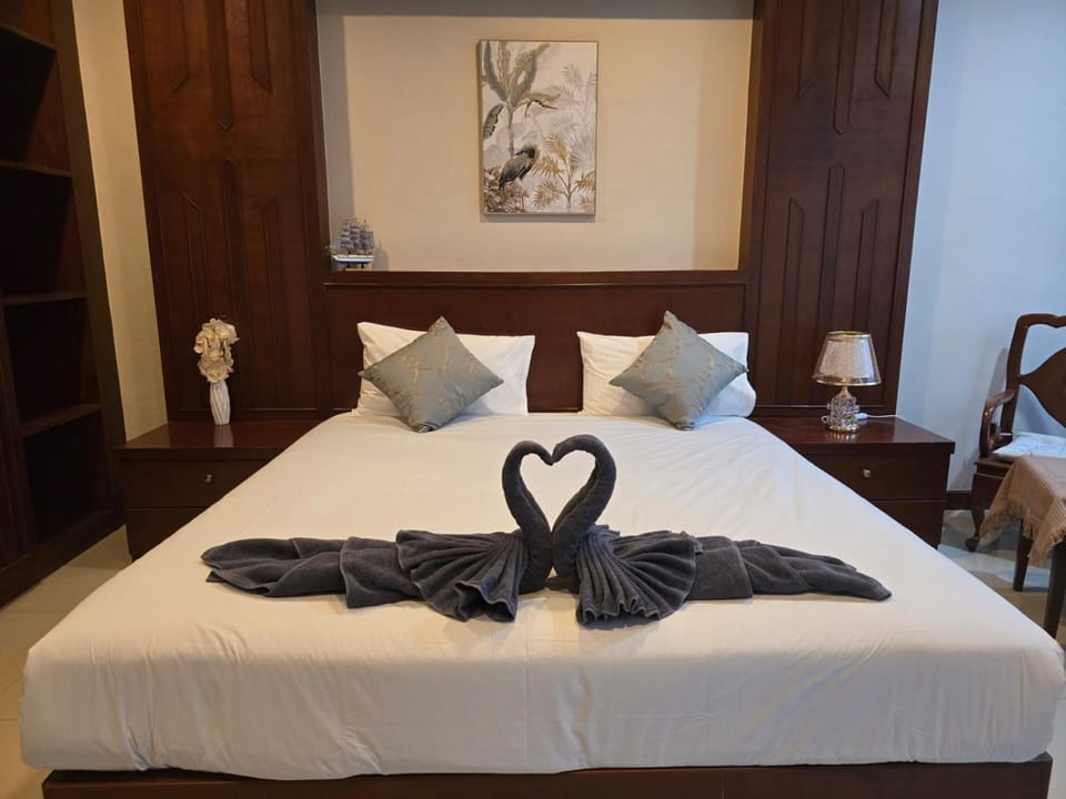 Bed, Bedroom, towels