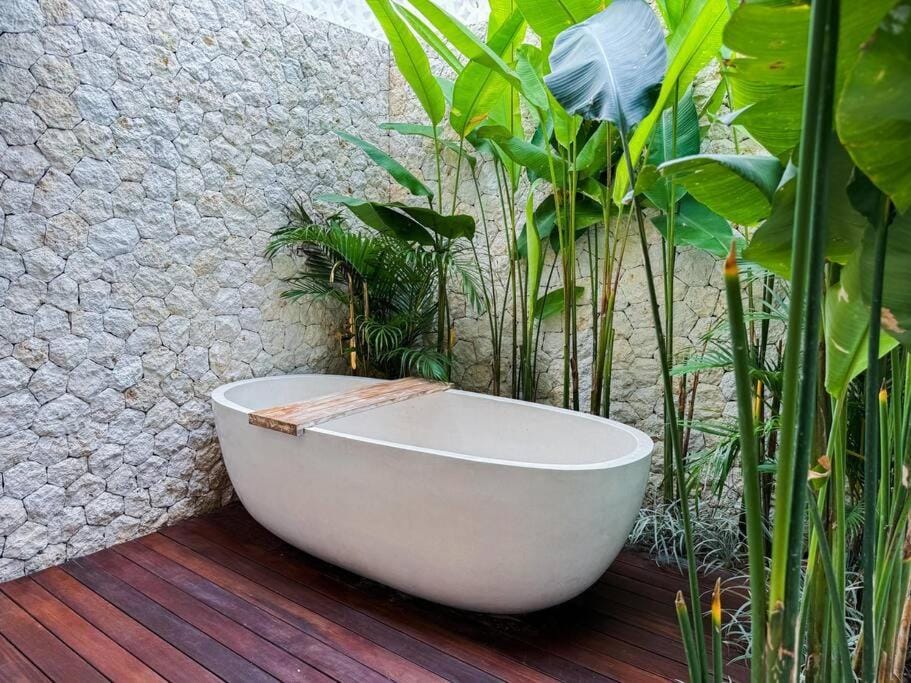 White Romantic Tiny Villa close to Canggu Villa in North Kuta