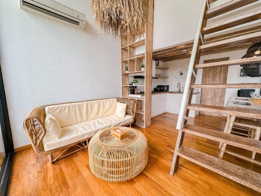 White Romantic Tiny Villa close to Canggu Villa in North Kuta